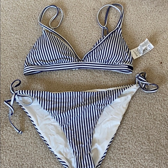 Roxy swimsuit - Picture 1 of 3